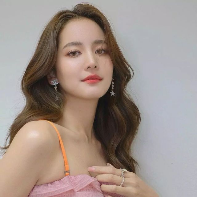 Bow Maylada Susri tạo dáng