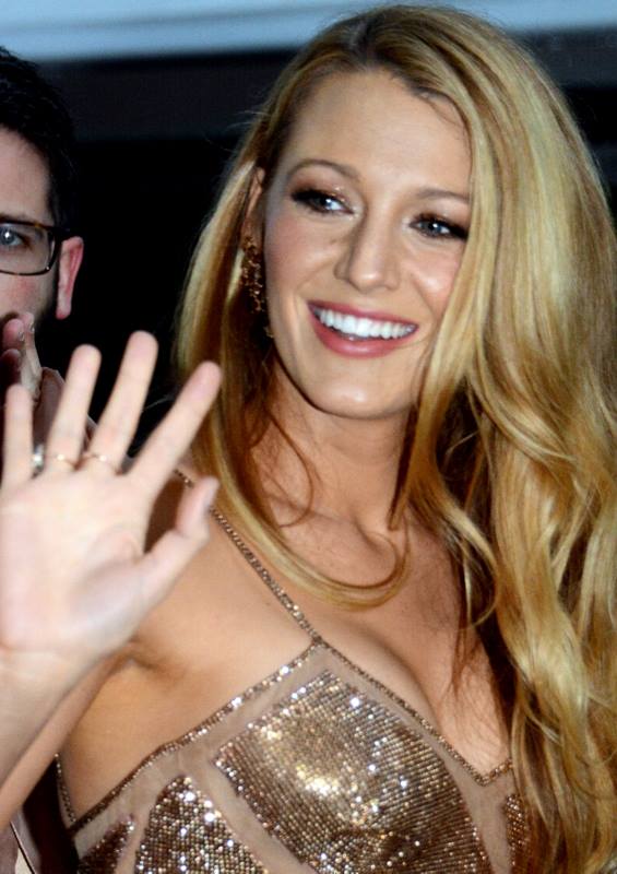 Blake Lively trong trang phục mang thai thanh lịch