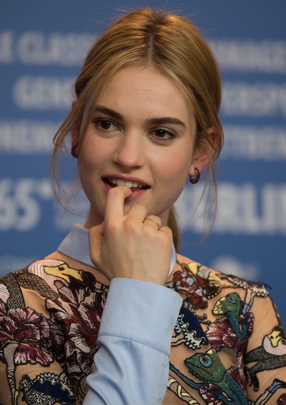 Ảnh minh họa Lily James trong vai Pam Anderson