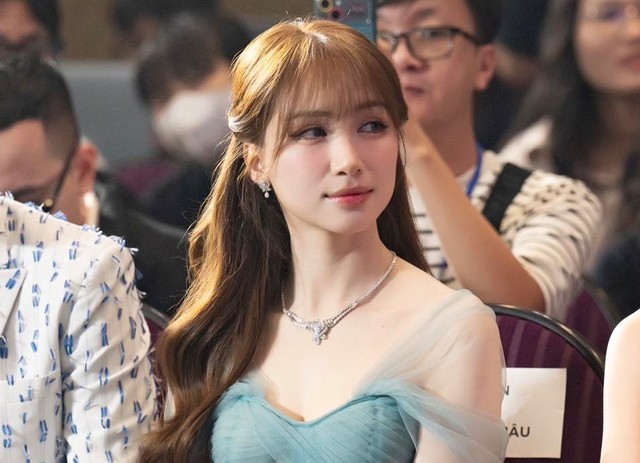 Ảnh minh họa Hòa Minzy biểu diễn